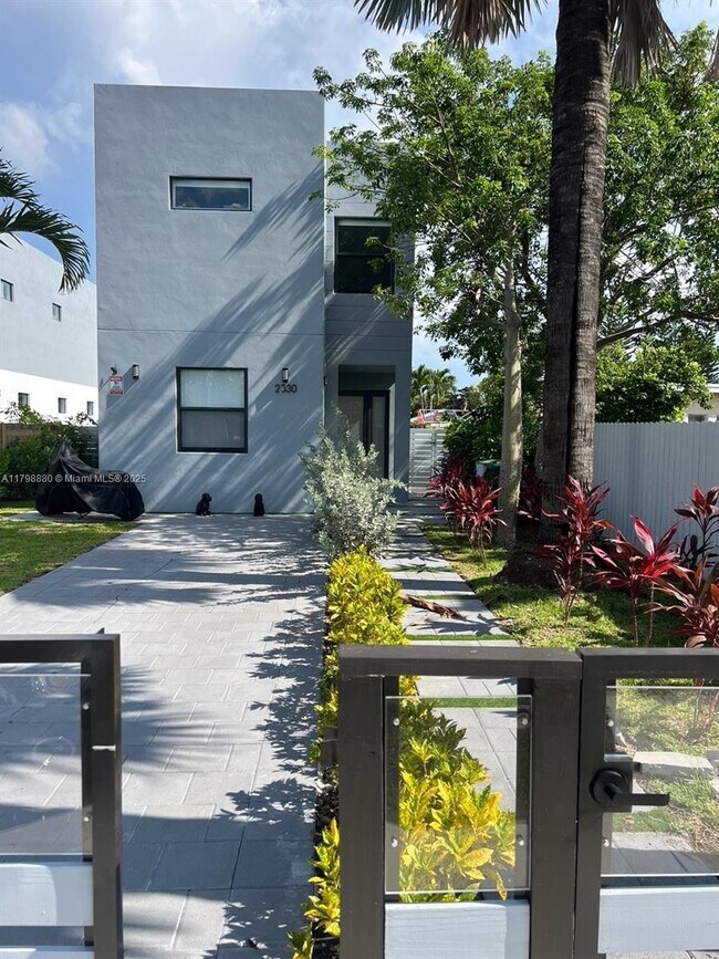 Building Photo - 2330 SW 14th St