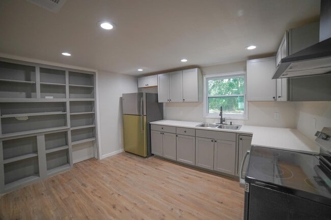 Foto del edificio - 5057 Tillie Ln