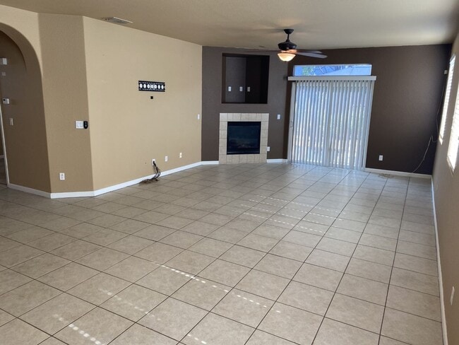 Foto del edificio - Newer 3 Bed, 2 Bath with HUGE Kitchen and ...