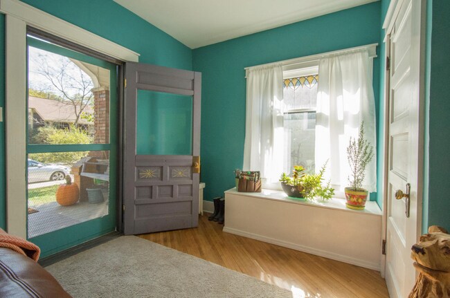 Building Photo - 712 S Park Ave