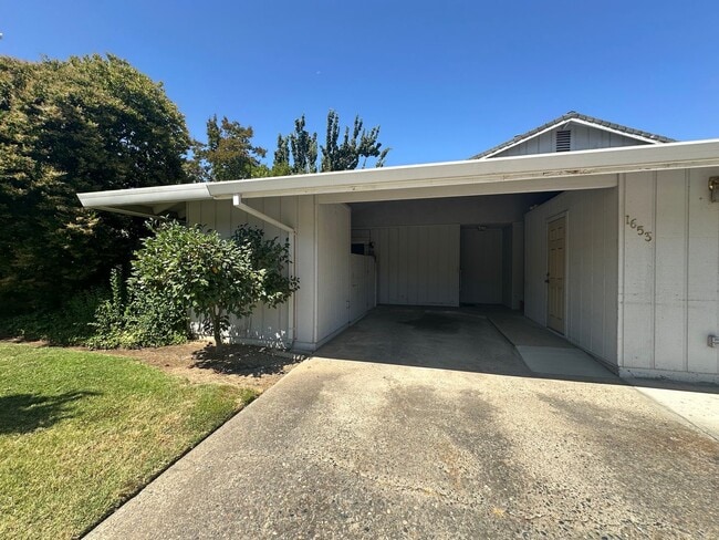 Building Photo - Two Bedroom in Great Location!