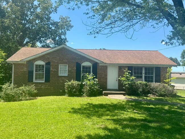 Foto del edificio - Home Near Ft Campbell! 3 bd/2 ba with unfi...