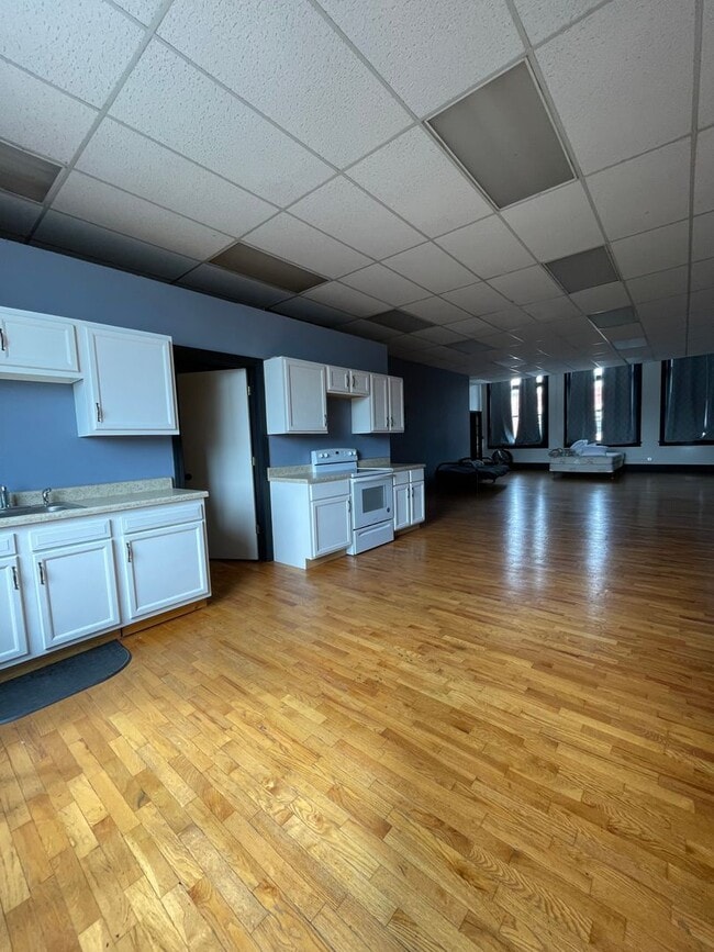 Building Photo - 608 1/2 Commercial St