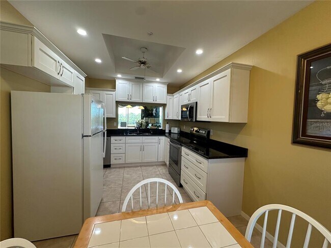 Building Photo - 9610 Club S Cir