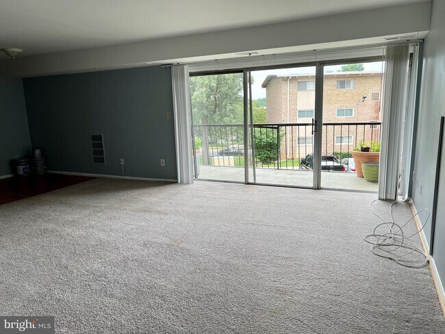 Building Photo - 7605 Fountainebleau Dr