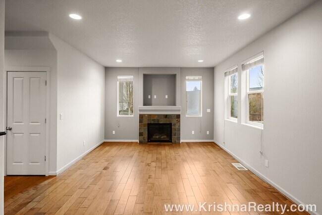 Foto del edificio - Beautiful 4 BD* 2.5 BA* Corner Lot Single ...