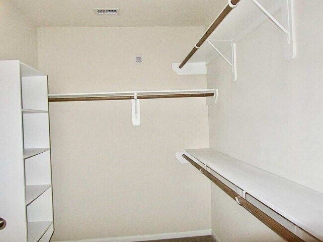 Foto del edificio - 4810 Blue Spruce Hill St