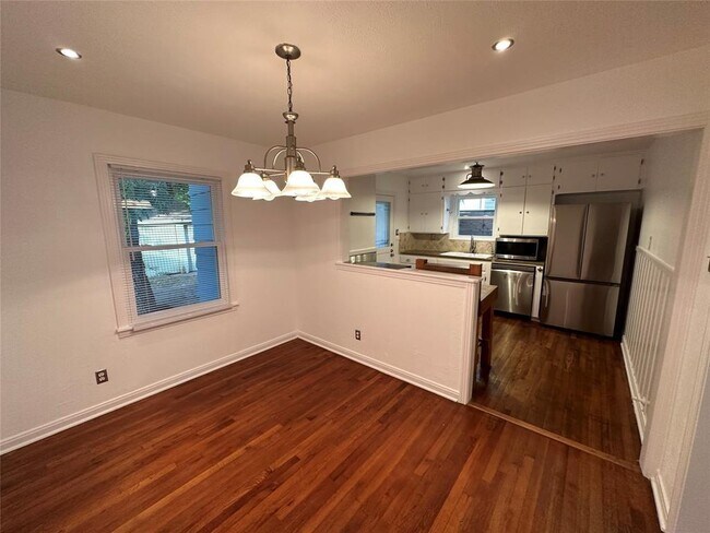Foto del edificio - 609 W N Loop Blvd