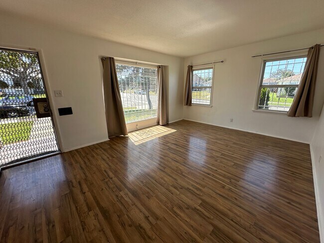 Building Photo - Single Family Home in Westmont For Rent!