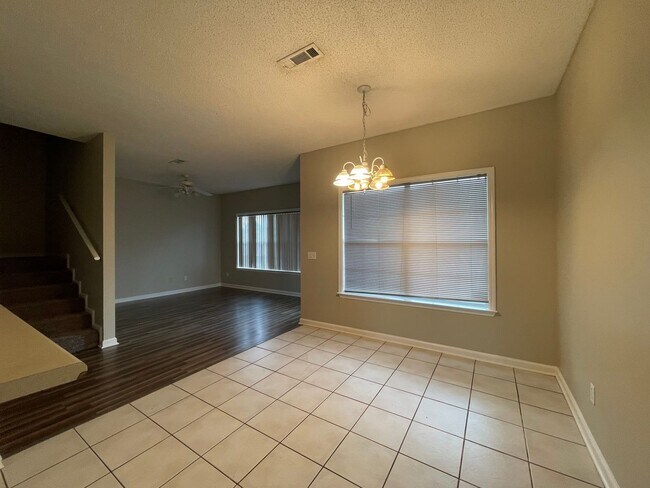 Foto del edificio - Courtyard Subdivision!!