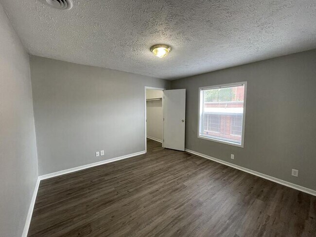 Building Photo - 715-717 Linden Ave