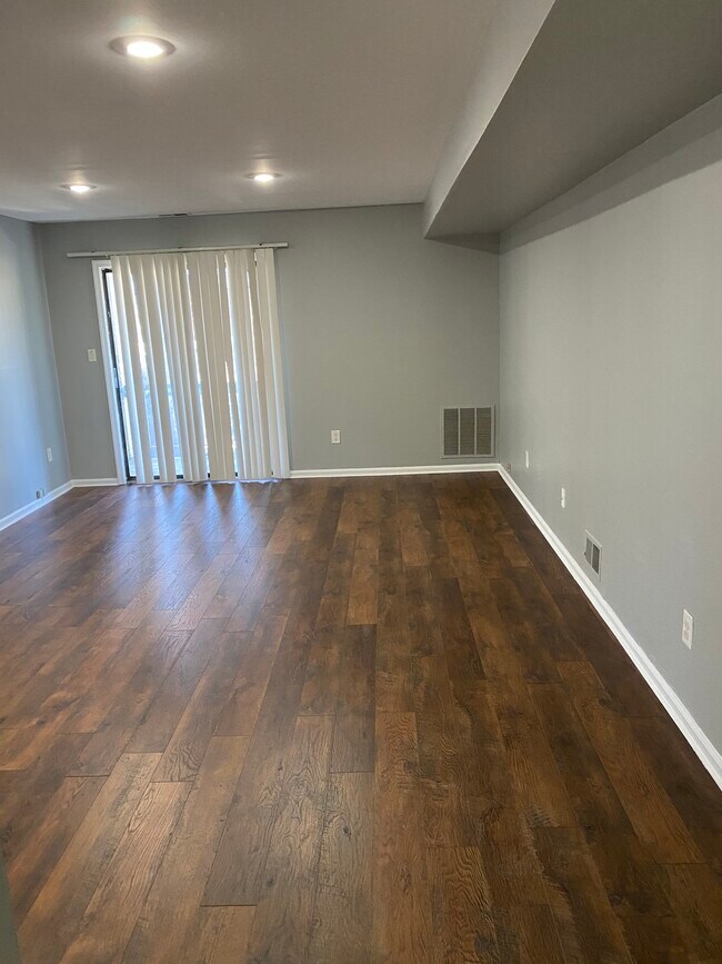 Living - 907 Woodbridge Commons Way