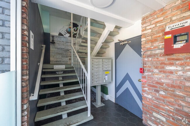 Foto del vestíbulo - 2252 Parker Street