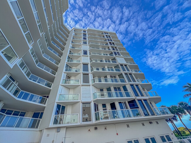 Foto del edificio - 8925 Collins Ave