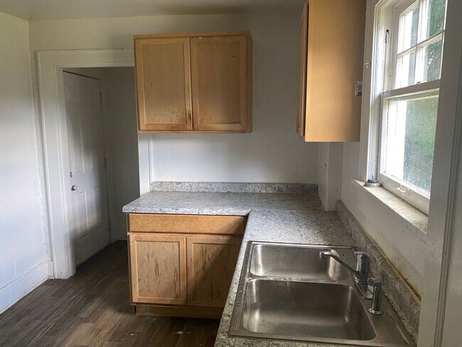 Foto del edificio - Spacious 3-Bedroom Home for Lease in Akron