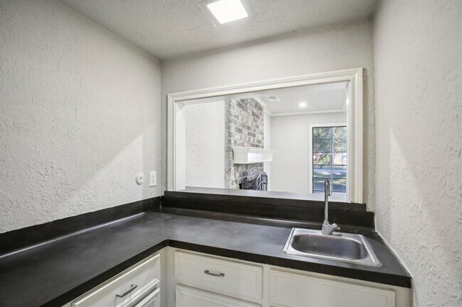 Building Photo - 6531 Coral Ridge Rd