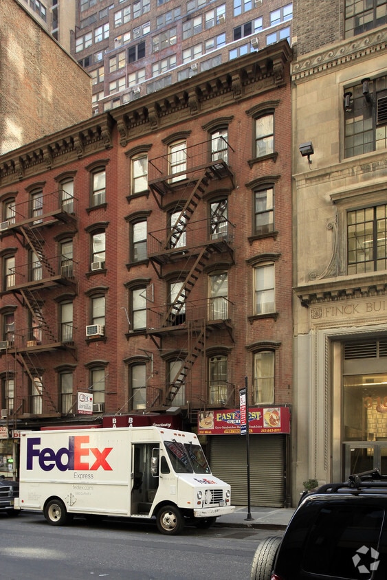 Building Photo - 316 W 39th St