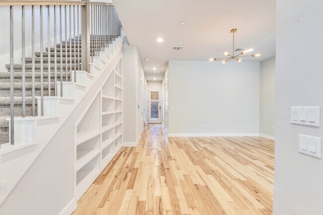 Building Photo - 2408 Sorin St