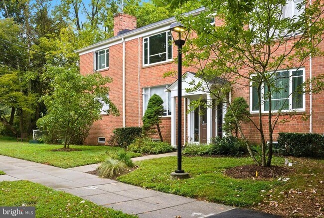 Foto del edificio - 10305 Montrose Ave