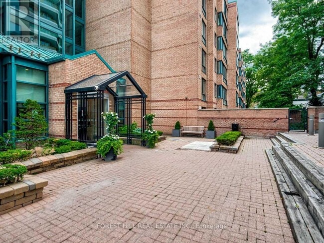 Photo du bâtiment - 225-225 Davenport Rd