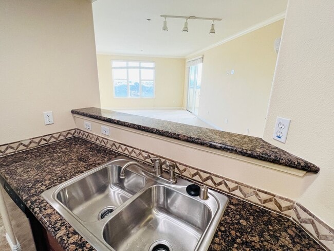 Building Photo - Beautiful Penthouse Condo with Gorgeous Ba...