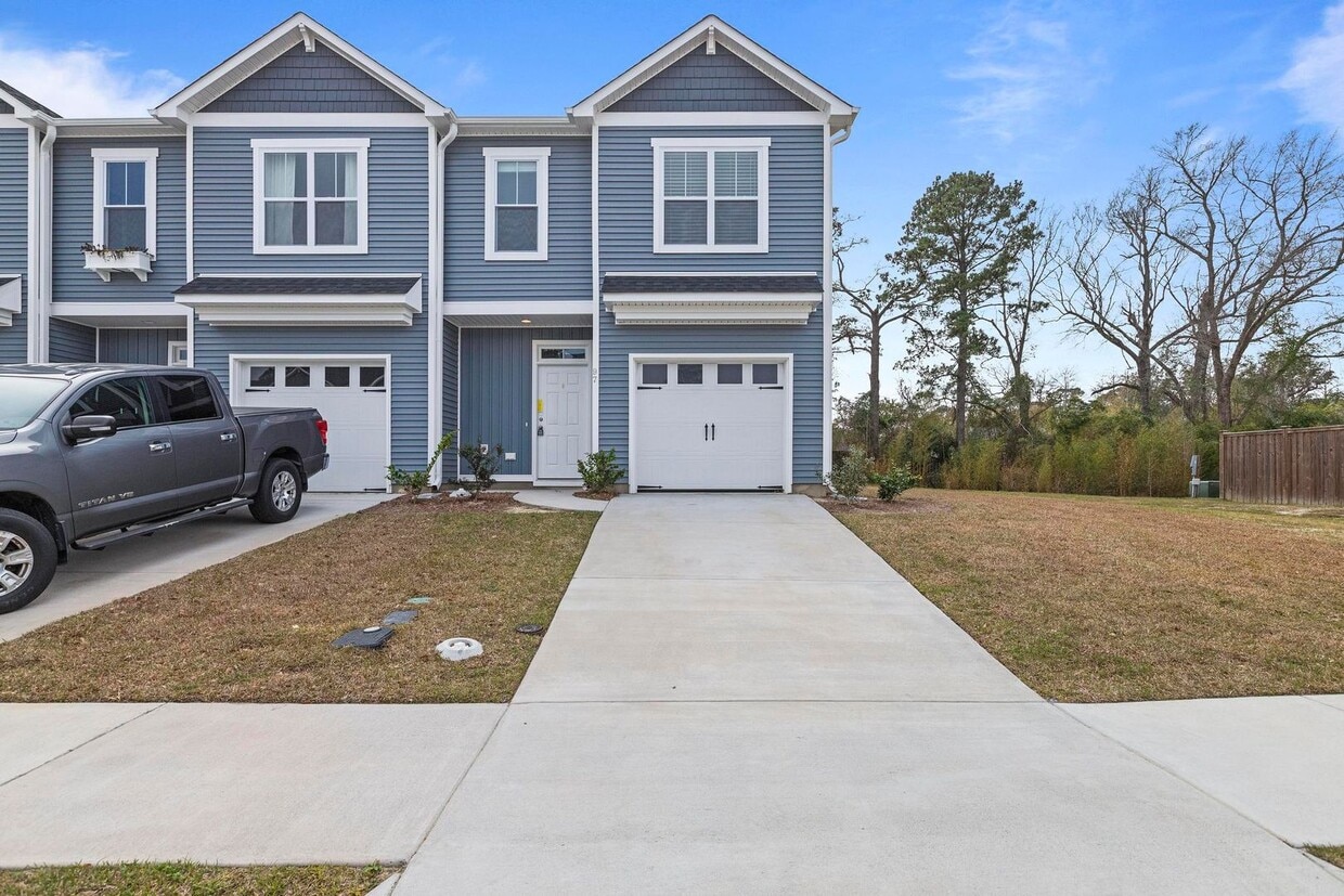 Primary Photo - Townhome in Hampstead!