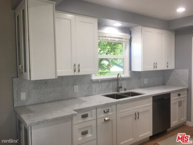 Foto del edificio - 2 br, 1.5 bath Condo - 5237 W Slauson Ave