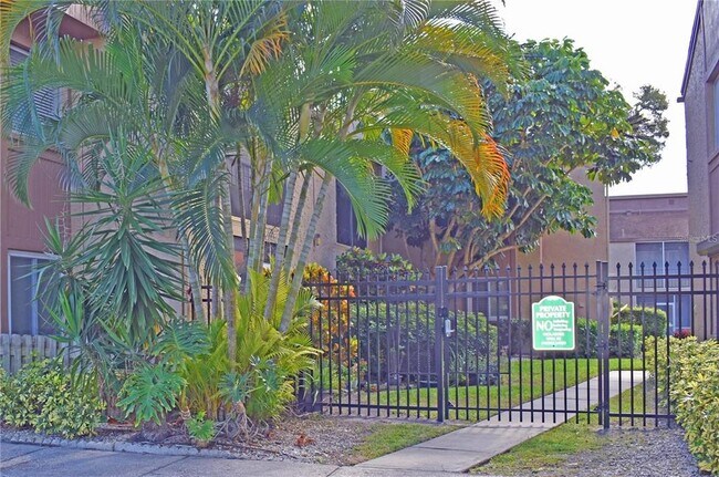 Building Photo - 1589 Greenlea Dr