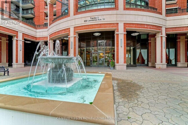 Photo du bâtiment - 830 Lawrence Ave W