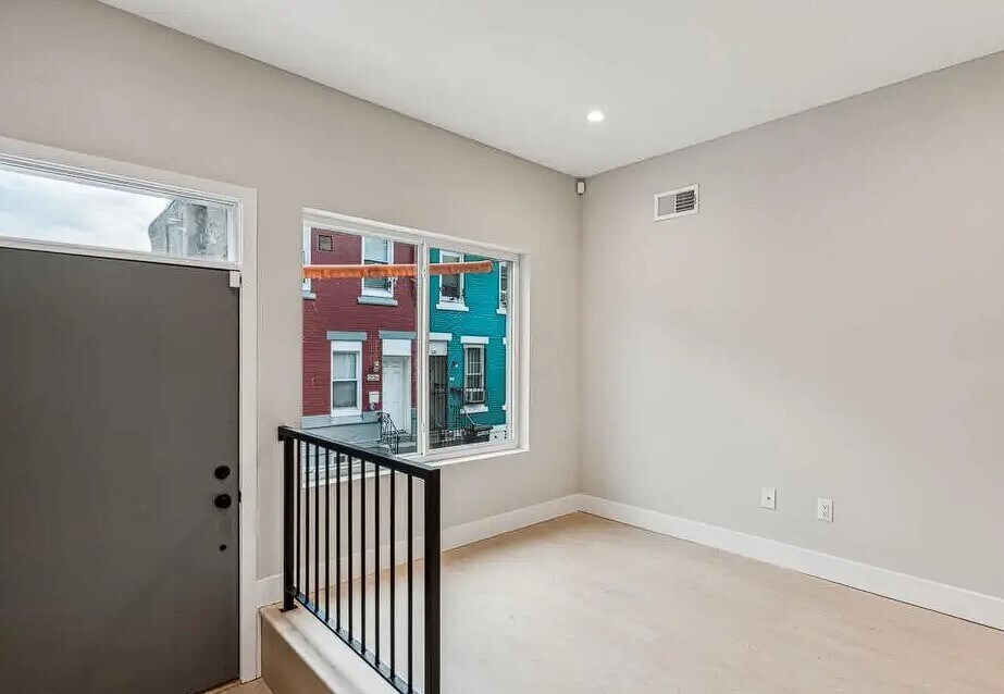 Primary Photo - 2139 E Monmouth St
