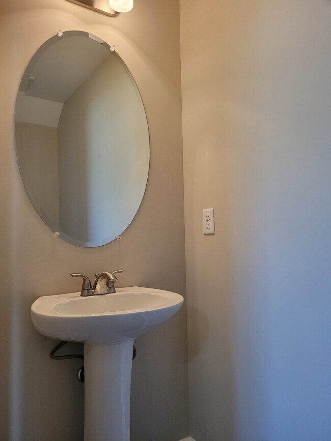 Foto del edificio - 2 Bedroom, 2.5 Bath Townhome Featuring Ope...