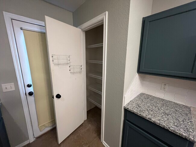 Despensa - 1208 Hollow Tree Ter