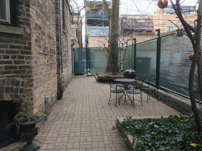 Foto del edificio - 2120 N Sheffield Ave