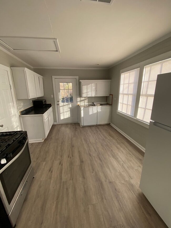 Building Photo - 2 bedroom, 2 bathroom newly remodeled house