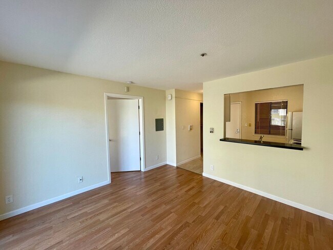 Building Photo - Updated 1BR in Fantastic Mission Location ...
