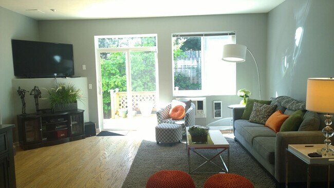 Foto del edificio - Beautiful Murrayhill Townhome with Dual Primary Suites & Private Backyard!