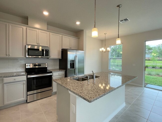Building Photo - 4 Bedroom, 3 Bathroom Corner Unit Town Home!