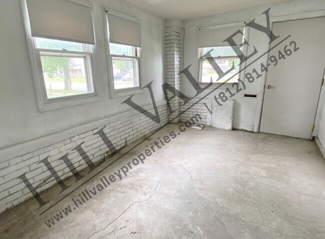 Building Photo - Three bedroom close to Downtown and ISU