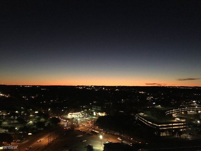 Foto del edificio - 214 Barton Springs Rd