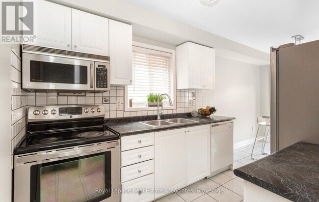 Photo du bâtiment - 116 Lake Louise Dr