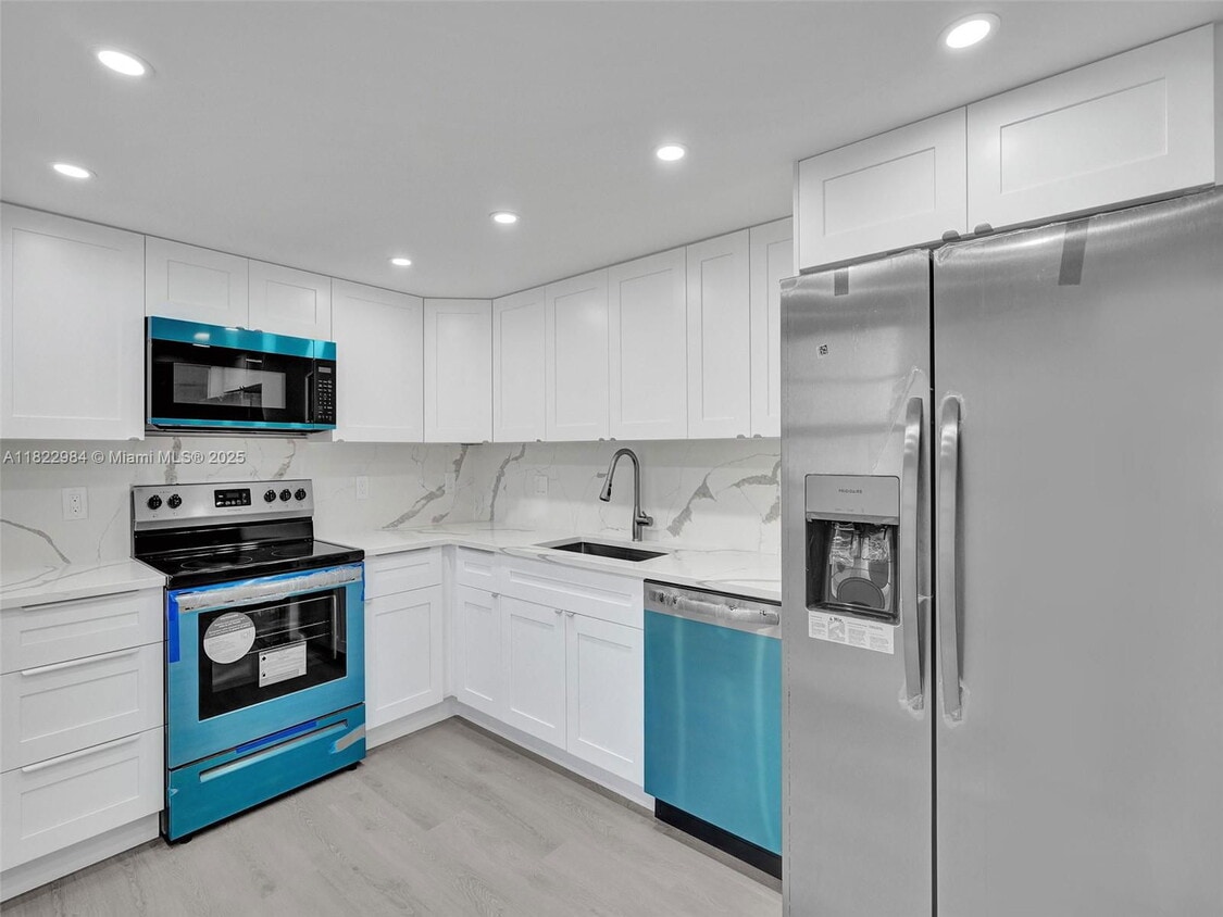 Photo - 3700 Oaks Clubhouse Drive Apt #203A, Pompano Beach, FL 33069 - 3 BR 2 BA condo