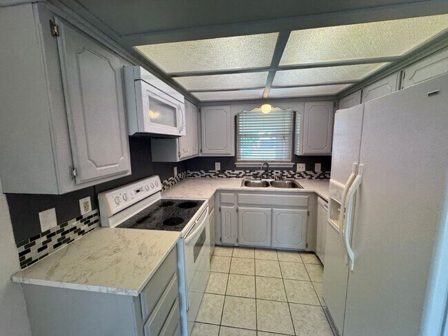 Foto del edificio - 3 bed , 2 full bath, 2 story , Newly updat...