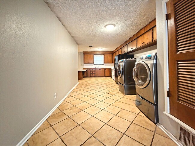 Building Photo - A Charming 2 Bedroom, 1.5 Bath in West Lubbock - MOVE IN SPECIAL