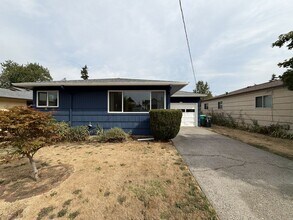Building Photo - 6807 SE Cora St