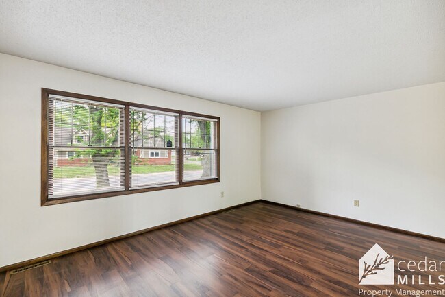 Building Photo - Roomy Mid-Century 3 Bedroom in Derby!