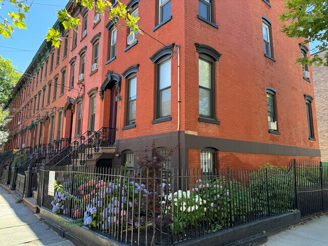 Foto del edificio - 229 8th St