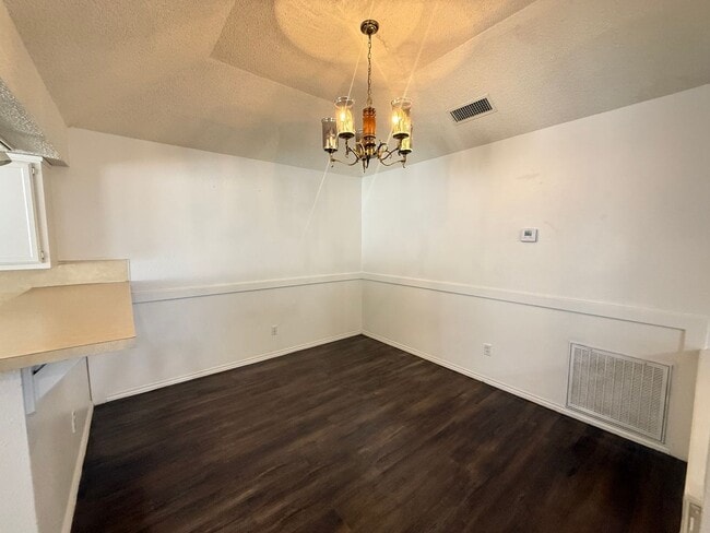 Building Photo - Garden Home on the Eastside.