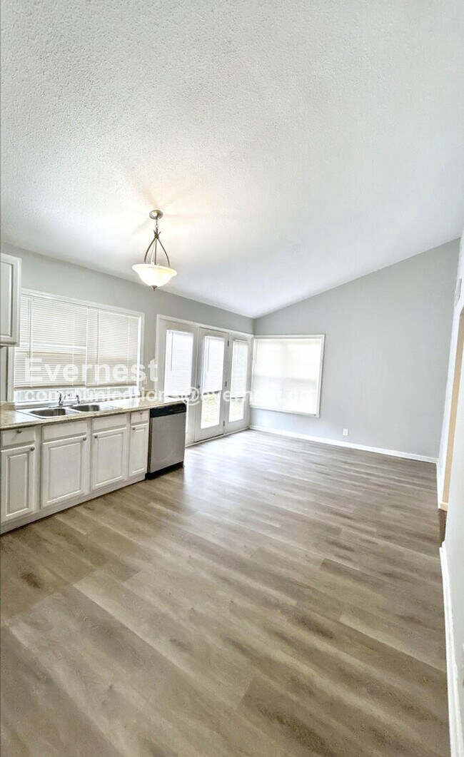 Foto del edificio - 3 Bed, 2 Bath Home with Carport / Pet-Frie...