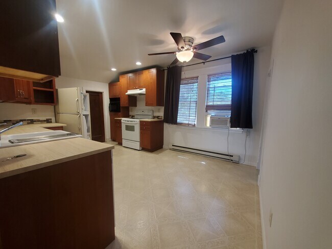 Kitchen with dining area - 422 5th St SE