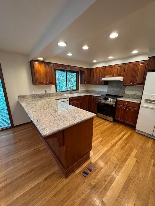Foto del edificio - Beautifully Updated Lake Oswego Home with ...